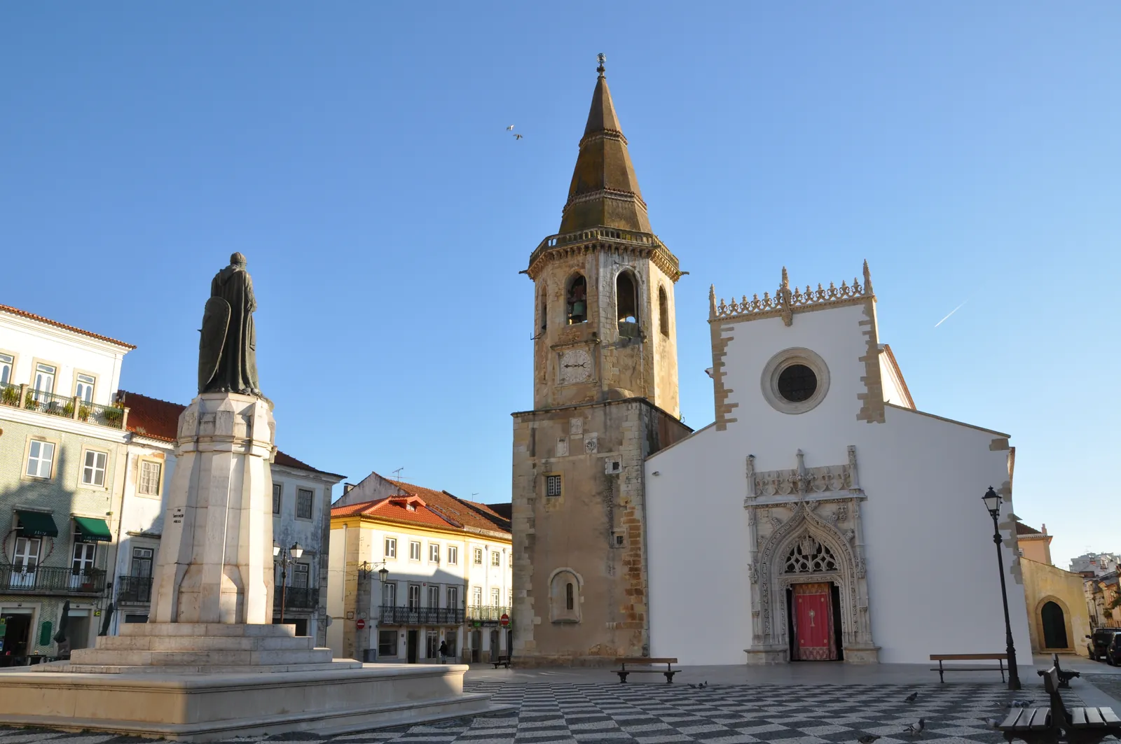 Praça da República in Tomar with the Manueline church of São João Baptista and the statue of Gualdim Pais